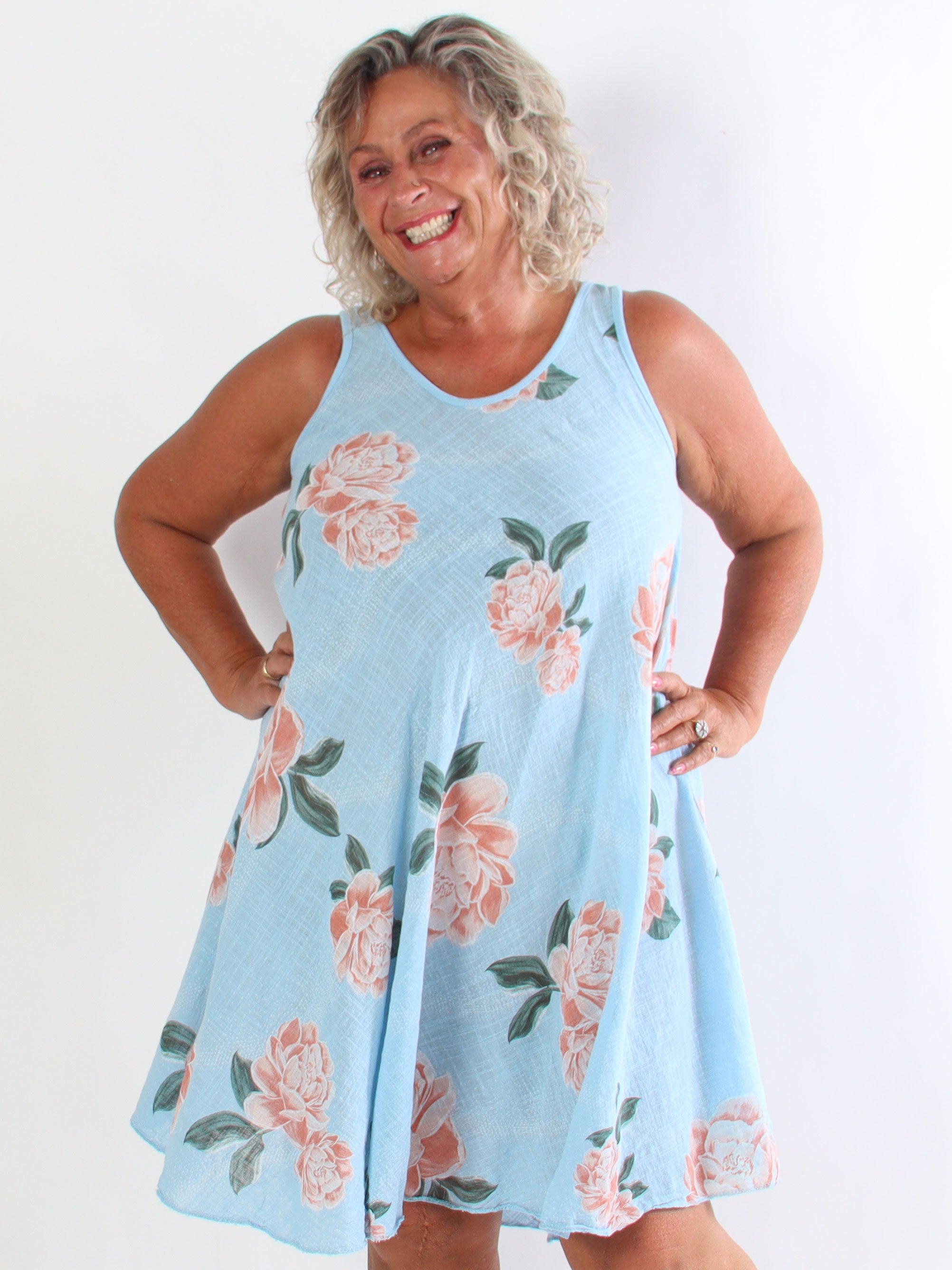 Safina - Plus size sommerkjole i hørlignende bomuld med rosemotiver